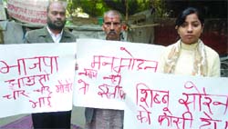 Preeti Jha and Vijay Nath Jha, daughter and brother of Sashi Nath Jha, the murdered personal secretary of JMM leader Shibu Shoren, demand action against Shoren for his alleged involvement in the murder, at Jantar Mantar in New Delhi