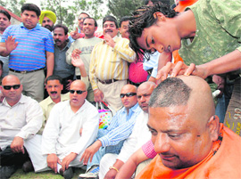 Seven activists of the Hindu Sikh Jagriti Sena led by its president Parveen Dang got their heads shaved against fee hike.