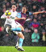 Aston Villas Stiliyan Petrov, (R) vies with Liverpools Alberto Aquilani on Tuesday
