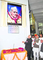 Gujarat Chief Minister Narendra Modi unveils the portrait of the late Indulal Yagnik, foremost leader of Maha Gujarat during Swarnim Gujarat Parliamentary Conference, in Gandhinagar on Friday.