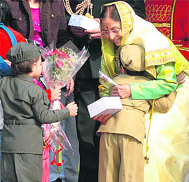 Children dressed up as freedom fighters greet President Pratibha Patil on