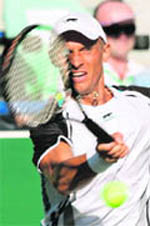 Nikolay Davydenko returns the ball to David Ferrer during the first match of the $ 250,000 Capitala World Tennis Championship at 