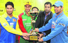 Sri Lankas captain Kumar Sangakkara, Bangladeshs Shakib Al Hasan and MS Dhoni with Idea Cup in Dhaka on Sunday.