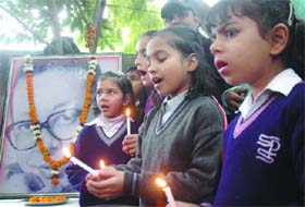 Schoolchildren pay tributes to Pancham Da on his 17th death anniversary organised by Panchams Fan Club at Jantar Mantar in New Delhi