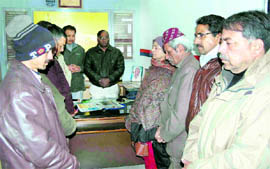 LPG dealers observe silence to protest the murder of an LPG dealer of Moradabad in Dehradun on Tuesday