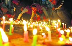 A mother-son duo lights candles to celebrate Guru Gobind Singh's birth anniversary at Gurdwara Dukhniwaran Sahib in Ludhiana 