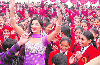 Singer Satinder Satti performs with schoolchildren in Patiala on Wednesday.