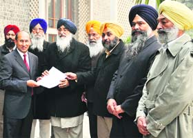 Punjab Chief Minister Parkash Singh Badal, Deputy CM Sukhbir Badal along with other Akali leaders present an MoU to Australian High Commissioner to India, Peter Verghese
