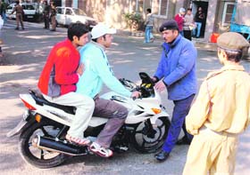 Cops challan violators of traffic rules in Jammu