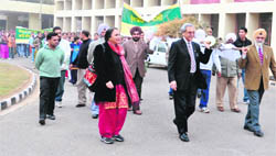 PAU VC MS Kang and other officials take out the funeral procession of a dead tree on the university campus.