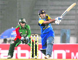 Sri Lankas Mahela Jayawardene (R) play a shot as Bangladeshs wicketkeeper Mushfiqur Rahim watches in Dhaka on Friday.