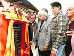 Lakshman Chowk MLA DInesh Agarwal lays the foundation stone of a passenger shelter in Ritha Mandi Mandir in Dehradun on Saturday.