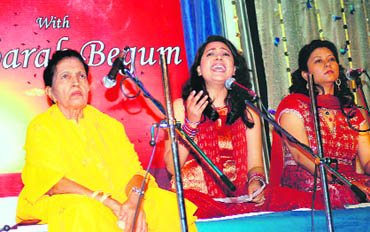 here are some ardent fans who still invite Mubarak Begum