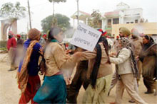 Cops using force to prevent ETT teachers from breaking a police cordon outside the residence of finance minister Manpreet Singh Badal in Gidderbaha on Sunday.