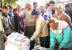 Uttarakhand Agriculture Minister Trivender Singh Rawat supervises polythene alleviation campaign at Kedarpuram in Dehradun on Sunday.