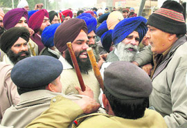 Policemen stop HSGPC ad hoc president JS Jhinda and his supporters from proceeding towards Gurdwara Singh Sabha in Karnal on Sunday.