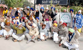 Members of BKU (Sidhupur) staging a protest outside the Mini-Secretariat in Bathinda on Monday.