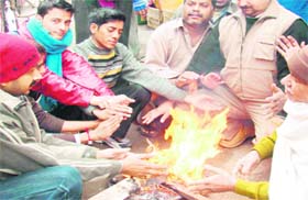 Residents light fire to keep themselves warm in Dehradun