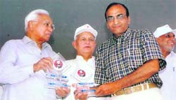 Former Haryana Governor AR Kidwai honours a blood donor of Ambala. 