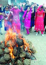 We havent heard of inflation: School kids dance during Lohri celebrations