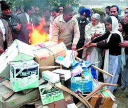 Health Minister Laxmi Kanta Chawla along with a schoolgirl sets seized drugs on fire.
