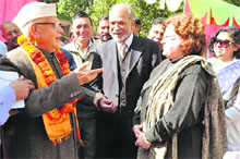 Former Andhra Pradesh Governor ND Tiwari meets guests at a New Year party at his Dehradun residence on Tuesday