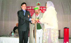 Rattan Singh along with his wife Soma Devi being honoured by DIG, northern range, PL Thakur, on the occasion of Vivekananda Jayanti at Kangra