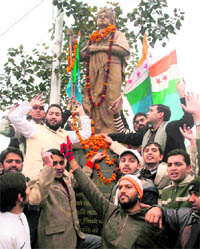 Activists of the National Students Union pay tributes to Swami Vivekananda on his birth anniversary in Jammu on Tuesday