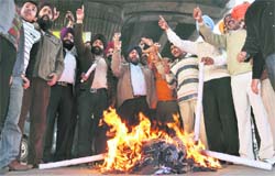 Shopkeepers burn an effigy of the Australian government in protest against the arson at a gurdwara in Melbourne (Australia), in Ludhiana