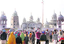 A large number of people paid obeisance at Takht Damdama Sahib
