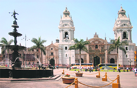 The cathedral lies in Plaza Mayor, which is in the heart of Miraflores district and a huge Unesco World Heritage site. 