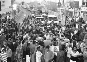 A mob blocks traffic on the Kurali-Ropar highway