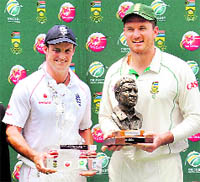Andrew Strauss (L) and Graeme Smith