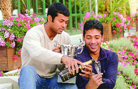 Leander Paes (L) and Mahesh Bhupathi