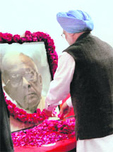 Prime Minister Manmohan Singh pays homage to former West Bengal Chief Minister Jyoti Basu at CPI(M) headquarters in New Delhi on Monday. Bangladesh Prime Minister Sheikh Hasina, UPA chairperson Sonia Gandhi, BJP leader LK Advani, Finance Minister Pranab Mukherjee and Union Minister Jaipal Reddy, among others, would take part in Jyoti Basus last journey in Kolkata on Tuesday.