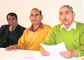 Rama Kant Sharma (extreme right) of the Dehradun District Badminton Association addresses mediapersons in Dehradun