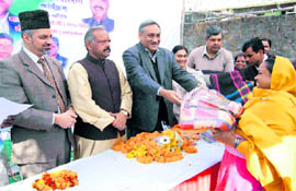 Congress MP from Tehri Garhwal Vijay Bahuguna distributes blankets among poor people in the Gobindgarh area, Dehradun, on Thursday