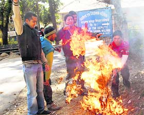 NSUI workers burning an effigy of Chief Minister Prem Kumar Dhumal at Dharamsala