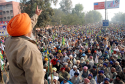 Activists of kisan and khet mazdoor unions stage a protest in front of the Mini-secretariat in Bathinda on Thursday. 