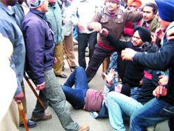 Policemen lathicharge the protesting ETT teachers in Kapurthala on Friday