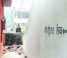 The low boundary wall of Government Girls School, Jawahar Nagar, where 30 students are residing. 