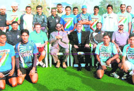 To defuse the recent crisis, Olympic Association President Suresh Kalmadi called for financial support to hockey players and handed over cheques to them in Pune