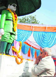 Uttarakhand Speaker Harbans Kapoor pays tributes to Netaji Subhas Chandra Bose at the Gandhi Park in Dehradun on Saturday.