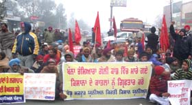 Members of the Pendu Majdoor Union hold dharna on Jalandhar-Amritsar highway at Kartarpur