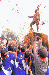 Students pay homage to Netaji Subhas Chandra Bose on his birth anniversary in Patna on Saturday. 