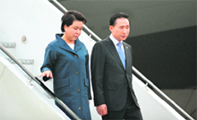 South Korean President Lee Myung-bak and his wife Kim Yoon-ok arrive in New Delhi on Sunday.