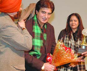 Raj Babbar being welcomed at the ongoing International Punjabi Film Festival in New Delhi