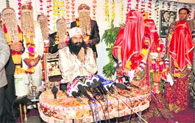 The newly-wed couples with Dera Sacha Sauda chief Gurmeet Ram Rahim Singh