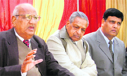 Punjab Pradesh Aggarwal Sammelan president Amrit Lal Aggarwal addresses mediapersons in Ludhiana. 