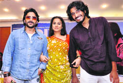 Actors Arshad Warsi and Vidhya Balan posing with film director Abhishek Chaubey during a promotional event for their movie Ishqiya.